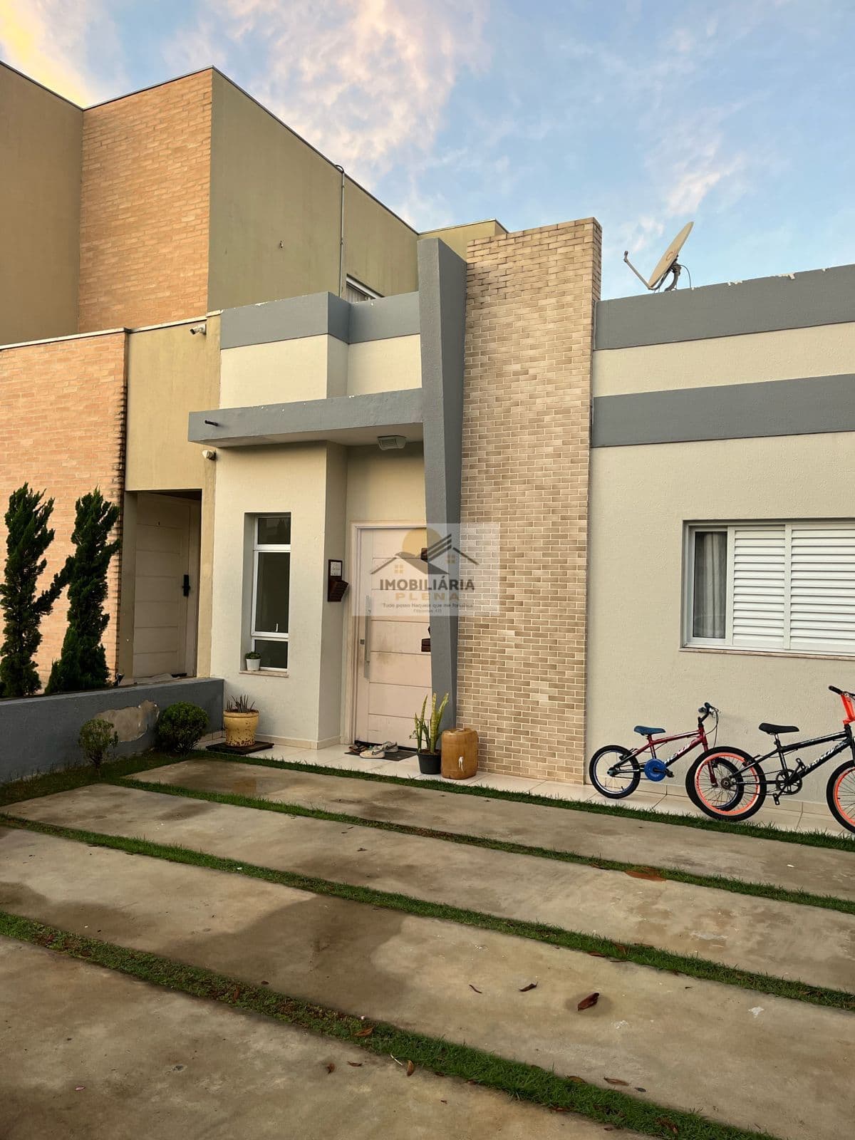 Casa com 03 Dormitórios, sendo 01 Suíte-Condomínio Horto Florestal 2