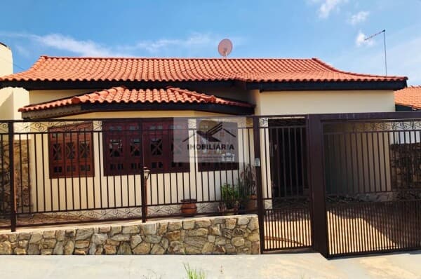 Casa 2 Dormitórios em Paranapanema