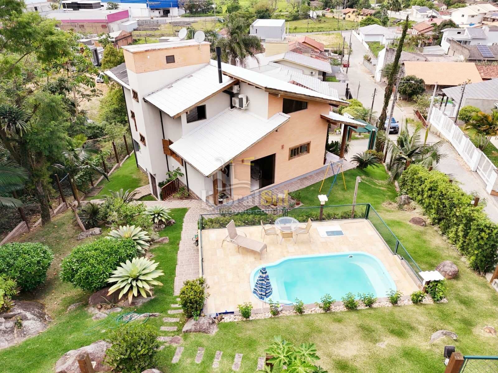 CASA AMPLA E SOFISTICADA