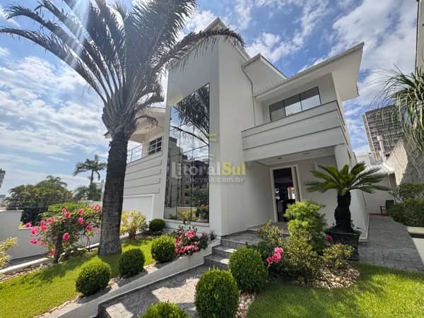 Casa com piscina e mobiliada à venda na Vila Moema, em Tubarão/SC