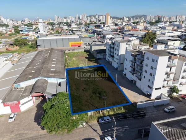 Terreno amplo e bem localizado à venda no bairro Humaitá