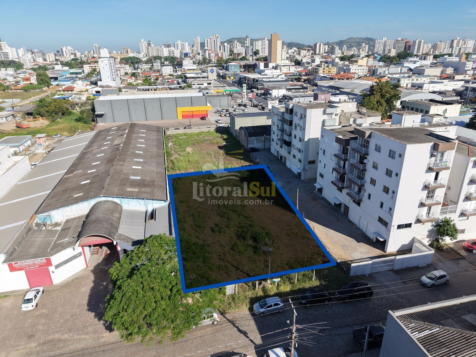 Terreno amplo e bem localizado à venda no bairro Humaitá