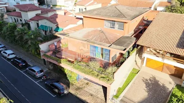 CASA AMPLA NO CENTRO DE TUBARÃO