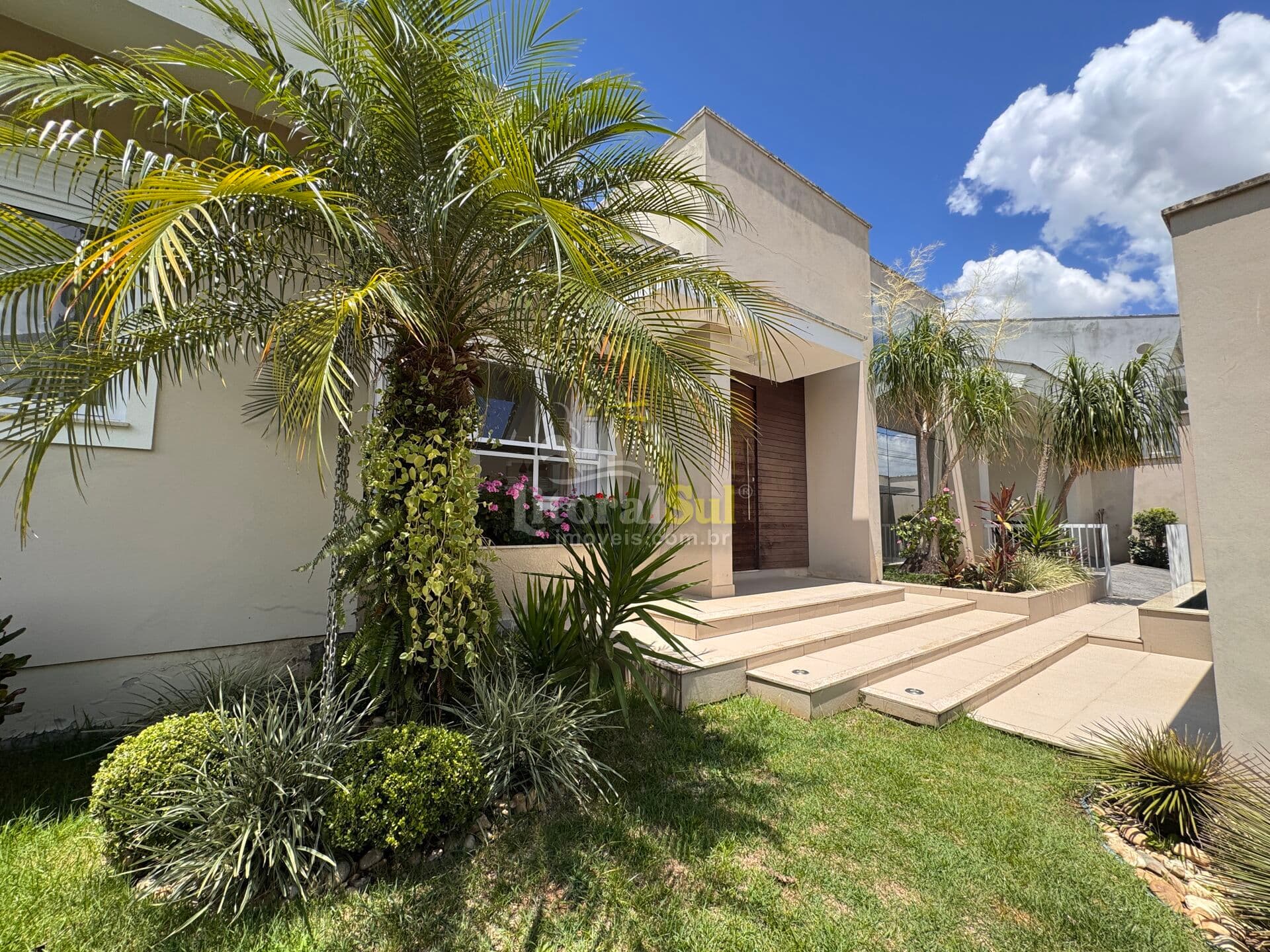 CASA MOBILIADA COM PISCINA