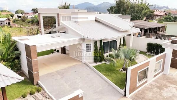 CASA MODERNA E COM EXCELENTE LOCALIZAÇÃO