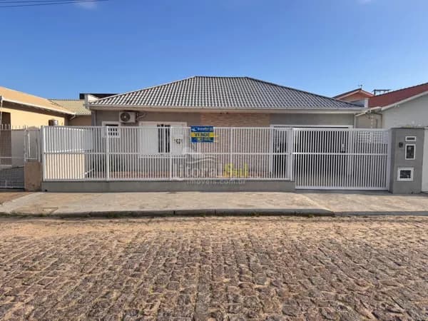 DUAS CASAS EM TERRENO AMPLO