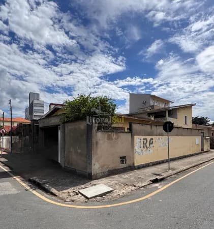 DUAS CASAS À VENDA NO MESMO TERRENO NO CENTRO DE TUBARÃO/SC