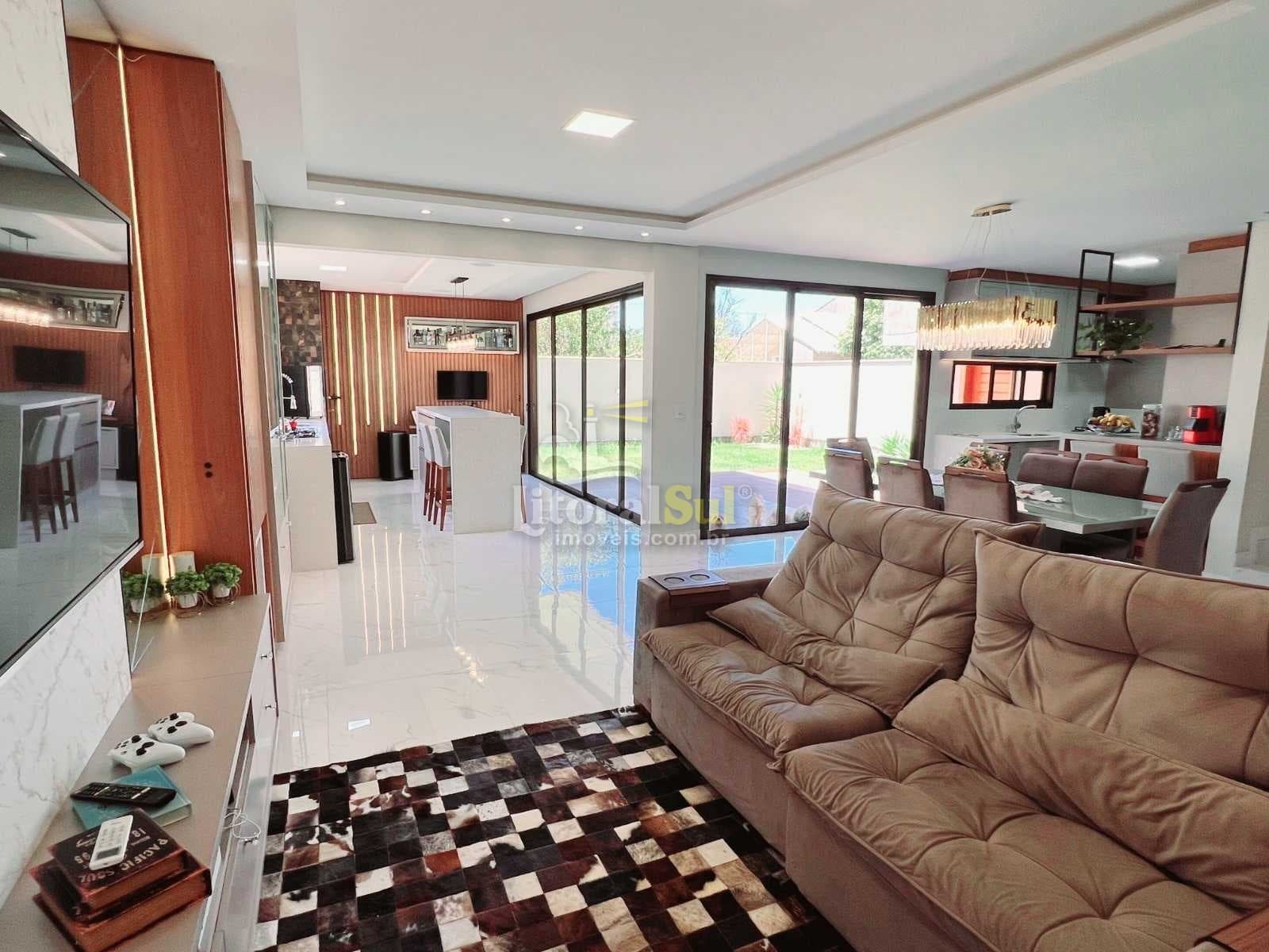 Casa moderna e semimobiliada no Bairro Humaitá de Cima!