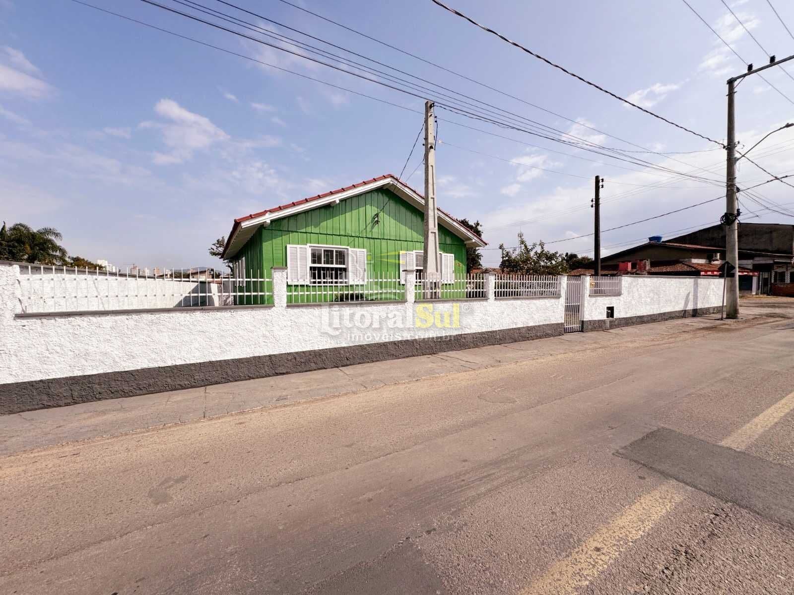 Casa/Terreno de esquina à venda no Bairro Passo do Gado!