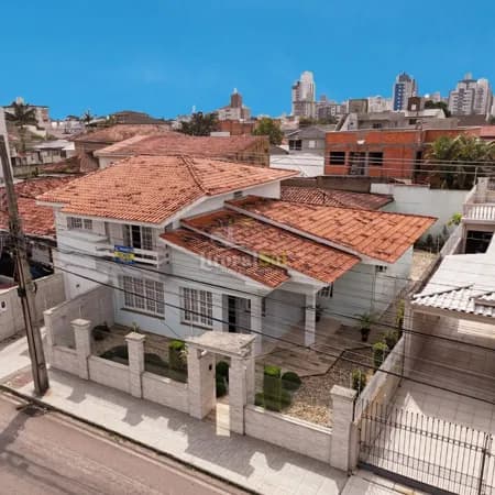 CASA AMPLA E MUITO BEM LOCALIZADA