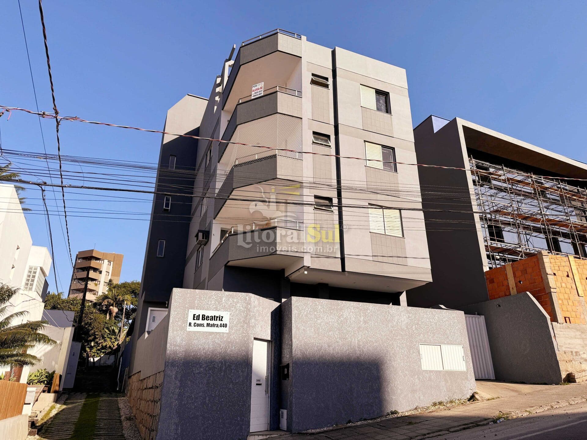 APARTAMENTO SEMIMOBILIADO NO EDIFÍCIO BEATRIZ