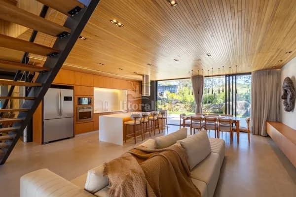 OPORTUNIDADE: CASA PRONTA, MOBILIADA E COM 3 SUÍTES