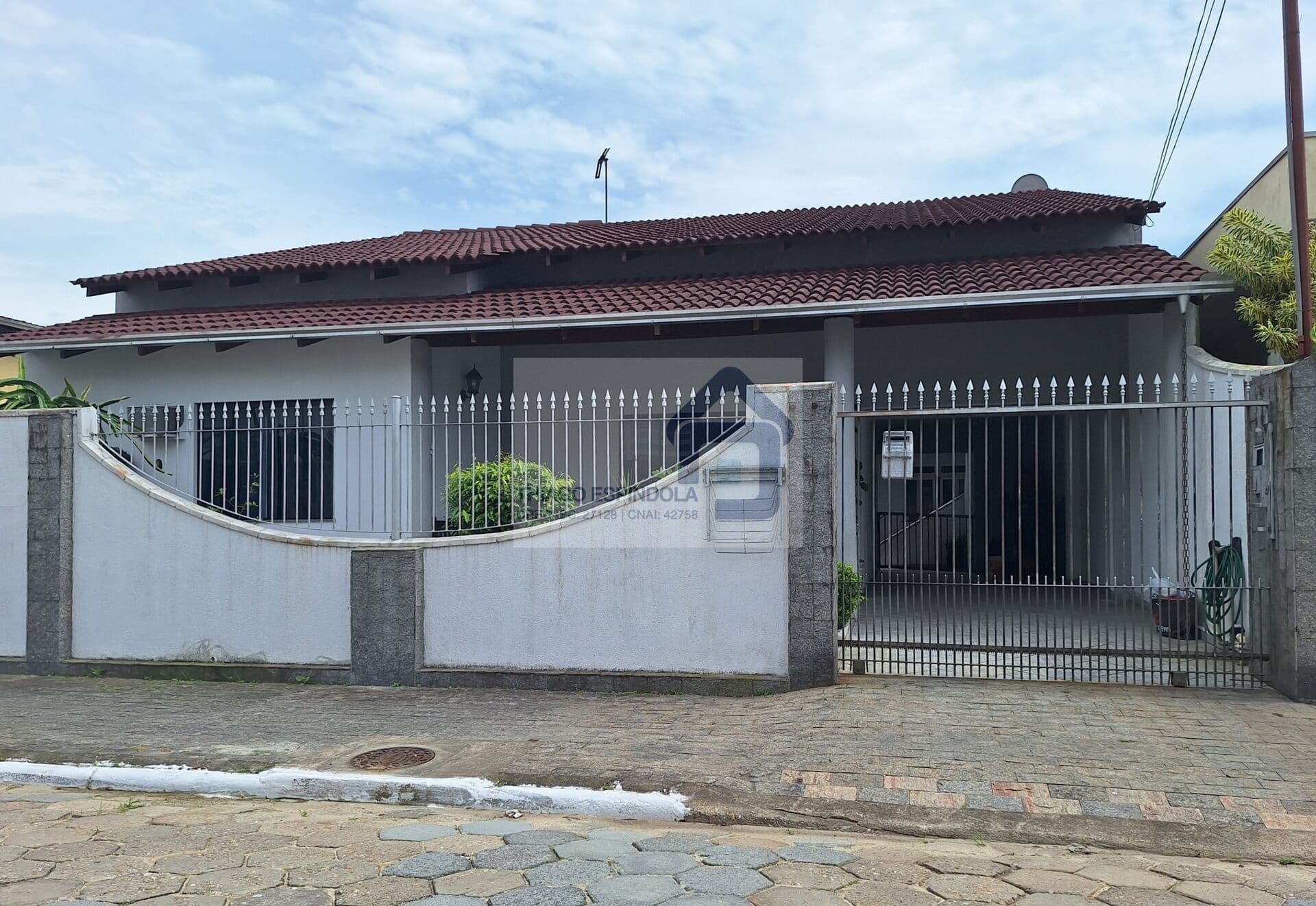Casa com Edícula - Região Central