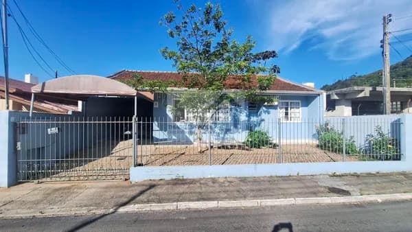 Casa Térrea - 03 Dormitórios - Centro de Itajaí (Averbada - Financia)