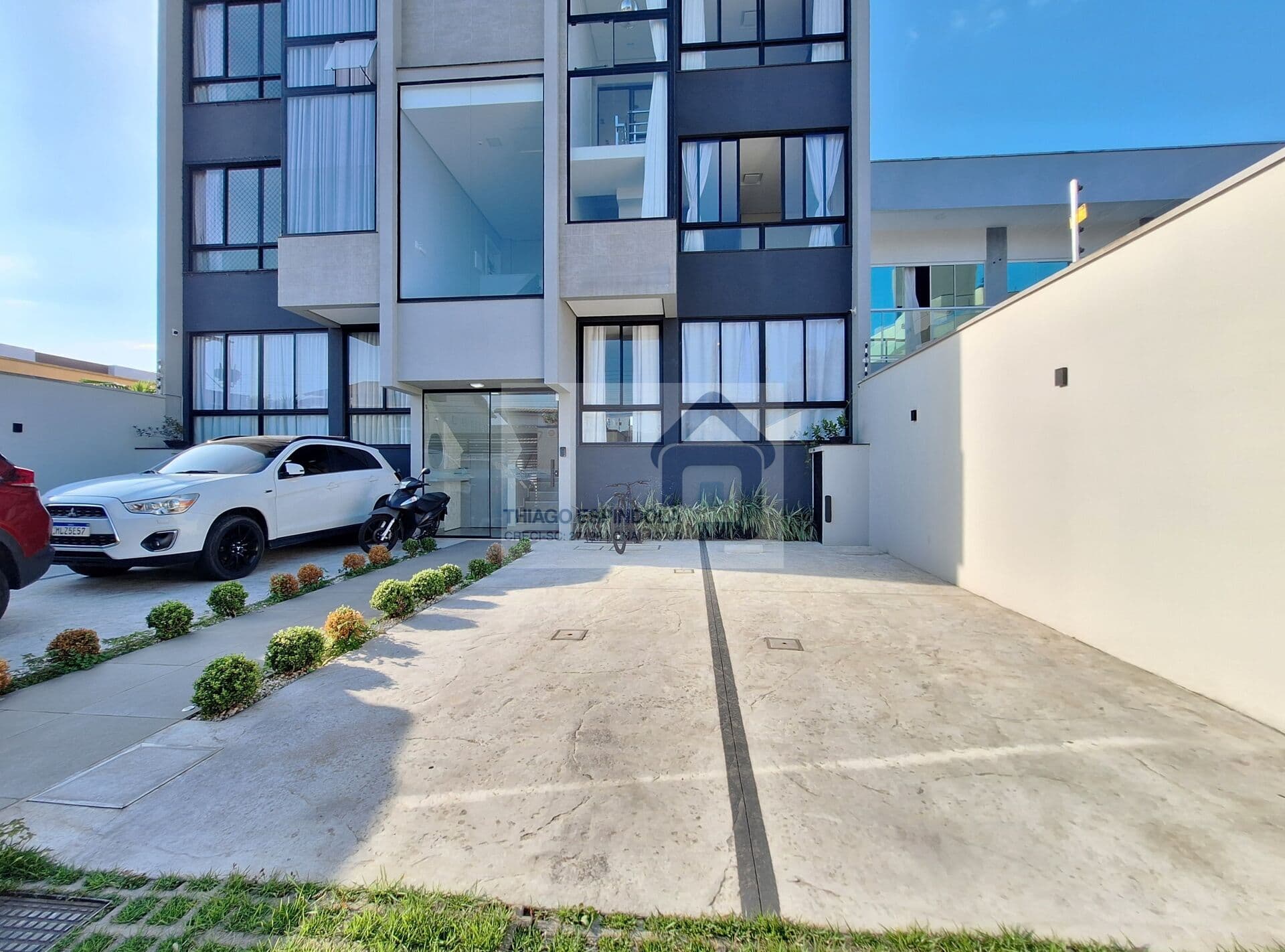 Apartamento Térreo - 02 Dormitórios - 02 Vagas - Bairro São Judas