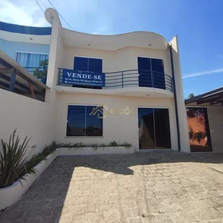 Excelente sobrado à venda no bairro Jardim Busmayer, em Campo Largo-PR.