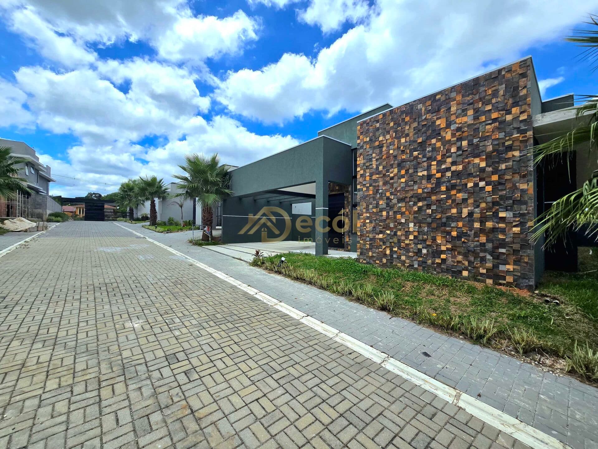 Linda Residência em Alto Padrão a Venda em Balsa Nova/PR - Bugre