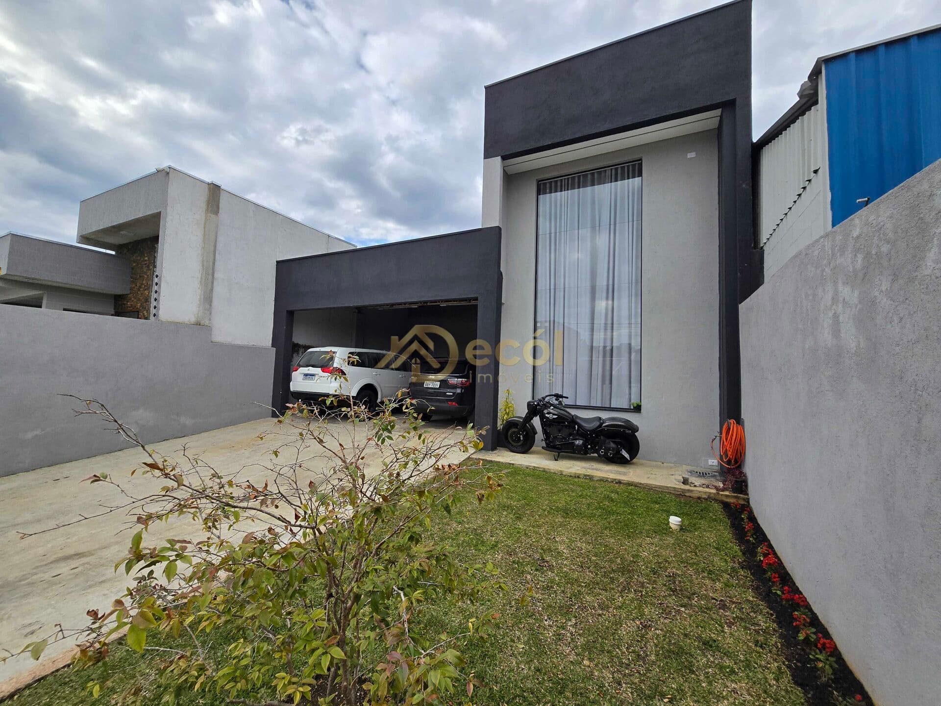 Linda Residência em Alto Padrão localizada no bairro Barigui em Araucária/PR - Aceita apartamento ou veículos até R$ 500.000,00 como parte de pagamento !!!