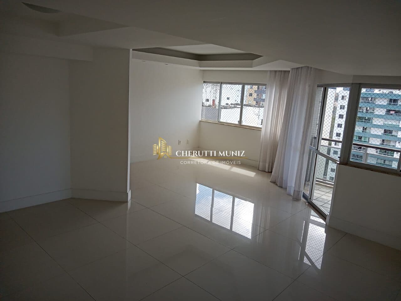 Amplo apartamento 4/4 sendo 2 suítes - Caminho das Árvores