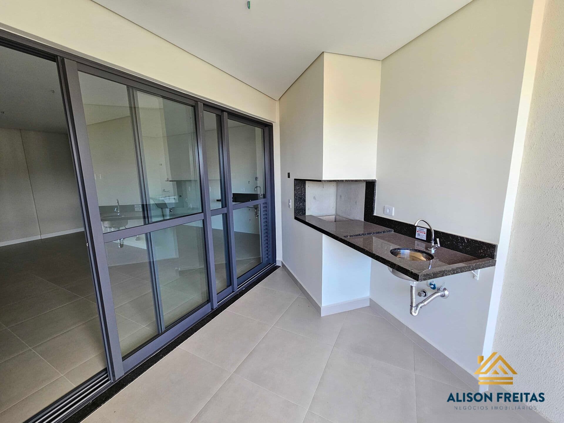 Apartamento novo no centro de Londrina, com 3 quartos e 2 vagas.