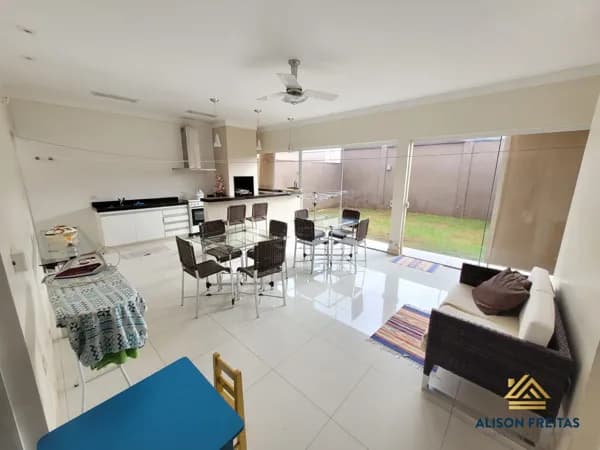 Casa em condomínio com 4 quartos.