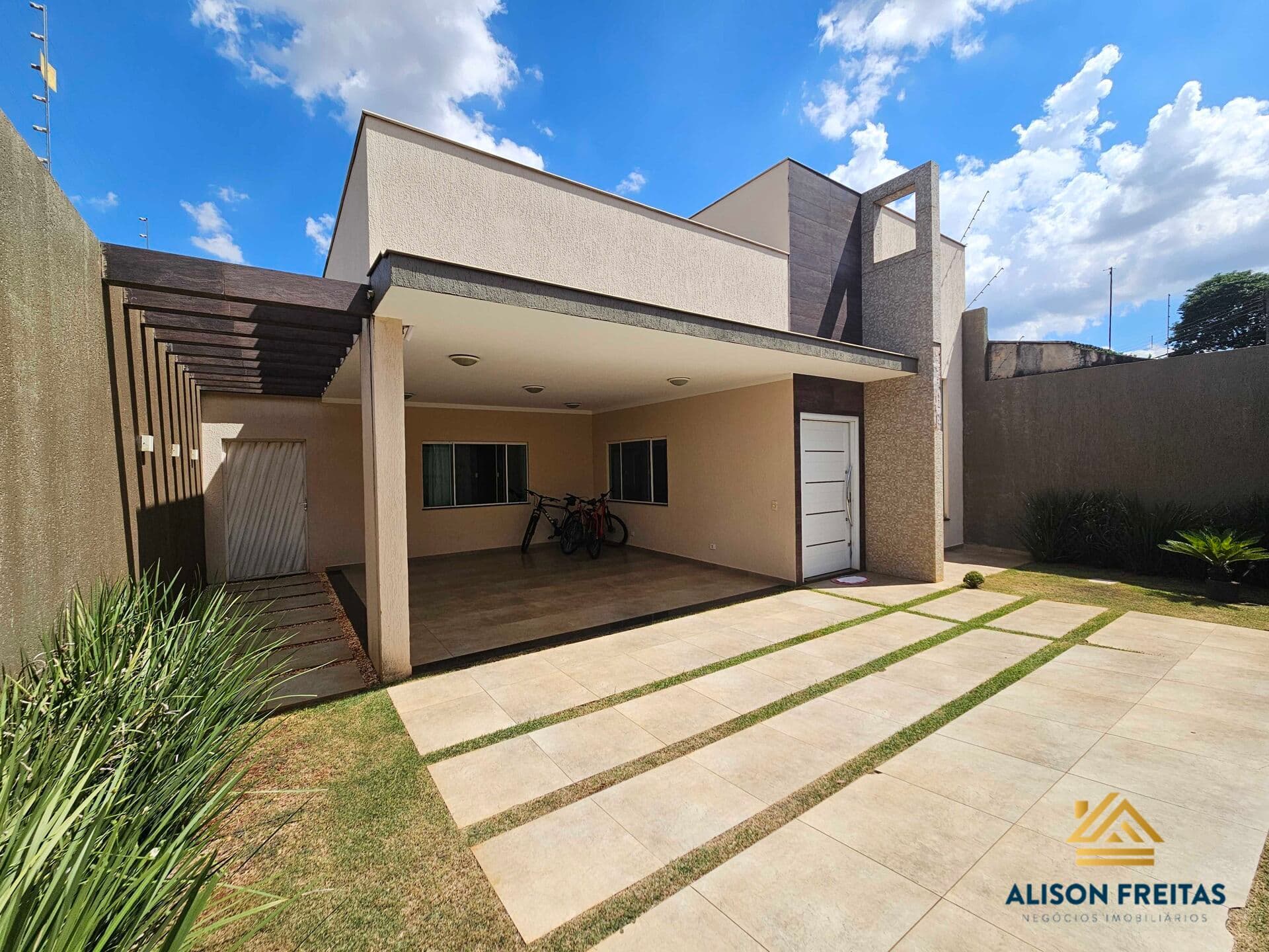 Casa com 3 quartos, churrasqueira próximo ao aeroporto.