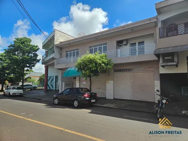 Casa com 3 quartos e 2 salão comercial no centro de Ibiporã - PR