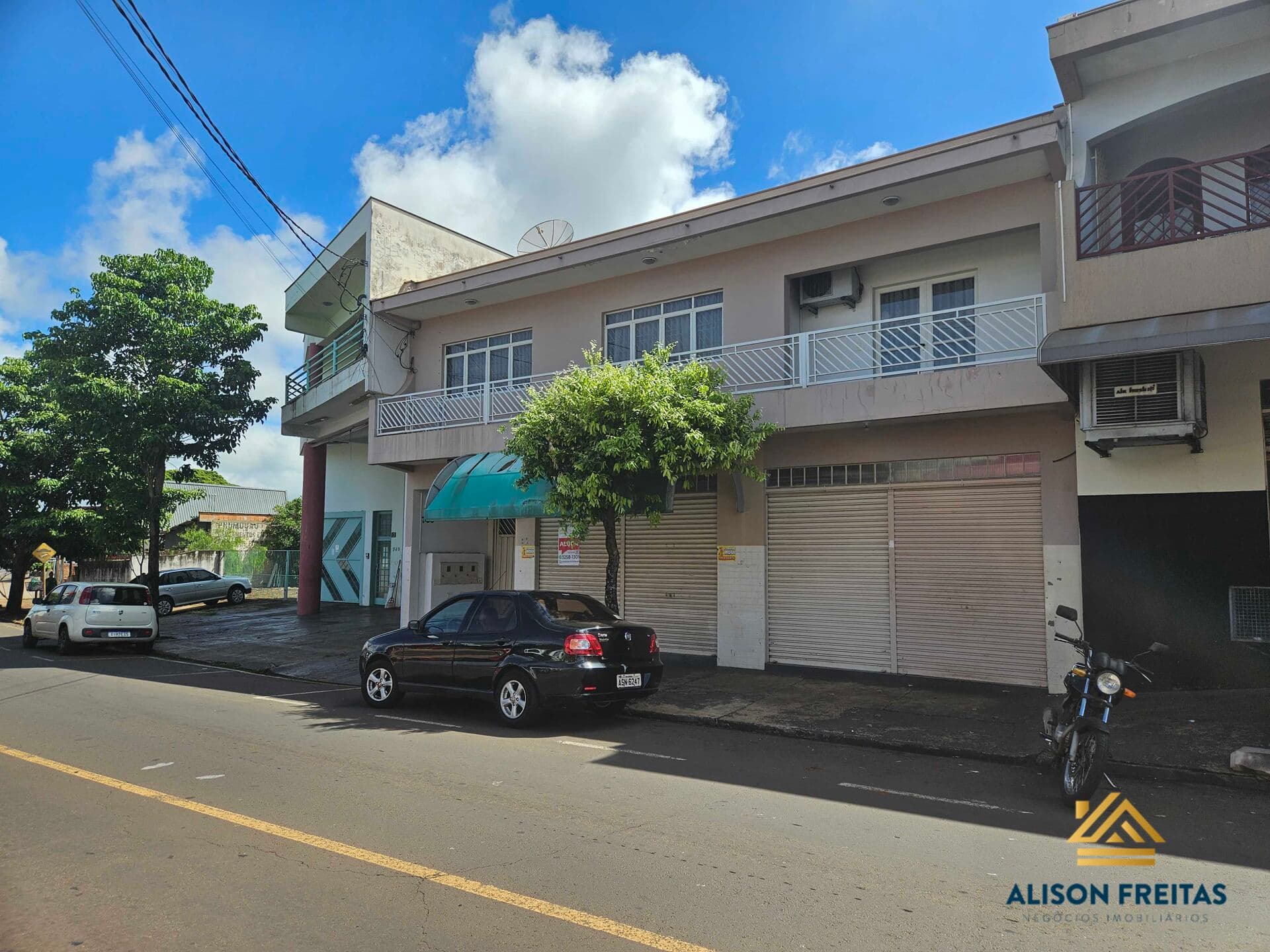 Casa com 3 quartos e 2 salão comercial no centro de Ibiporã - PR