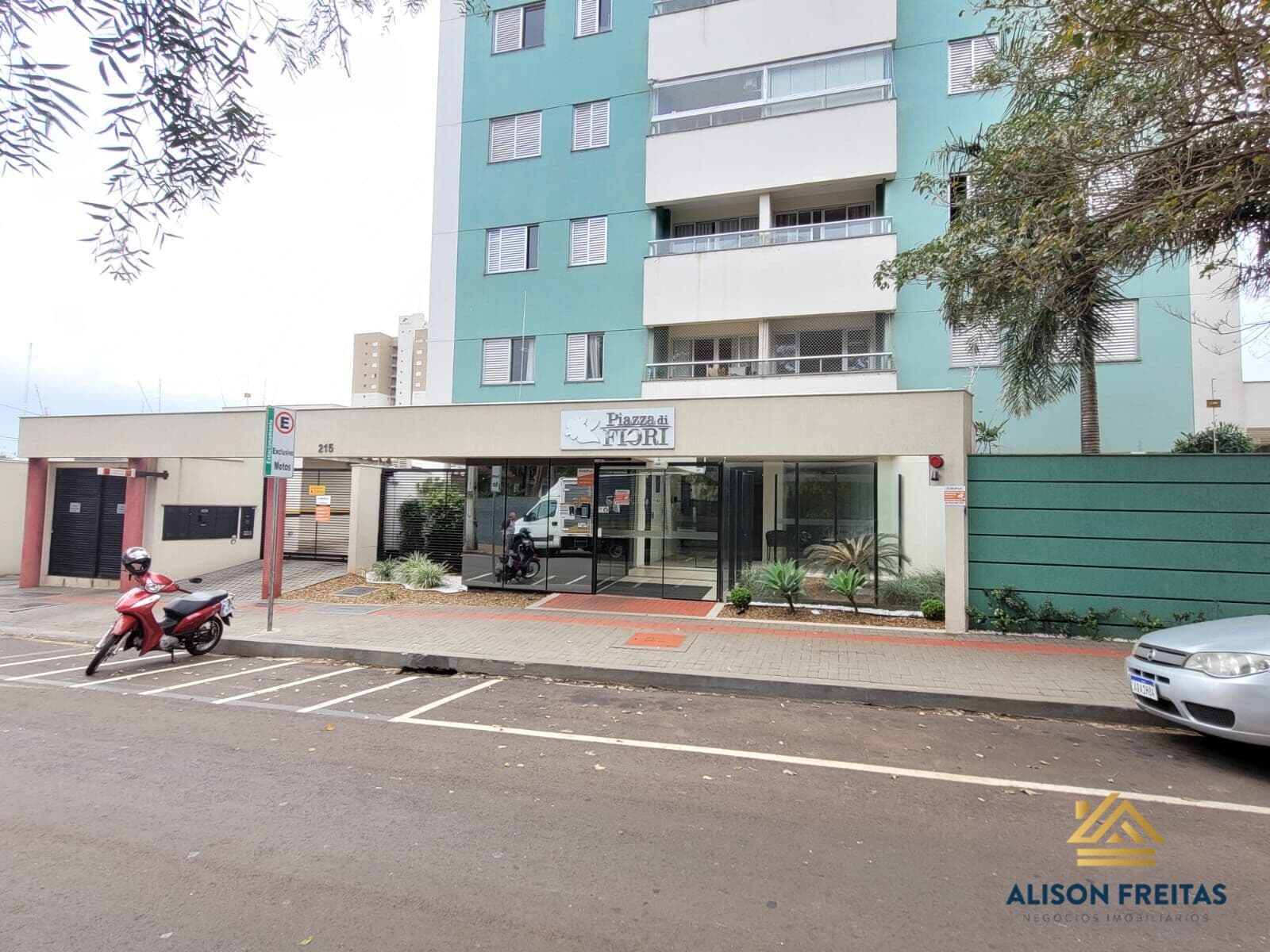 Apartamento no centro de Ibiporã com móveis planejados.