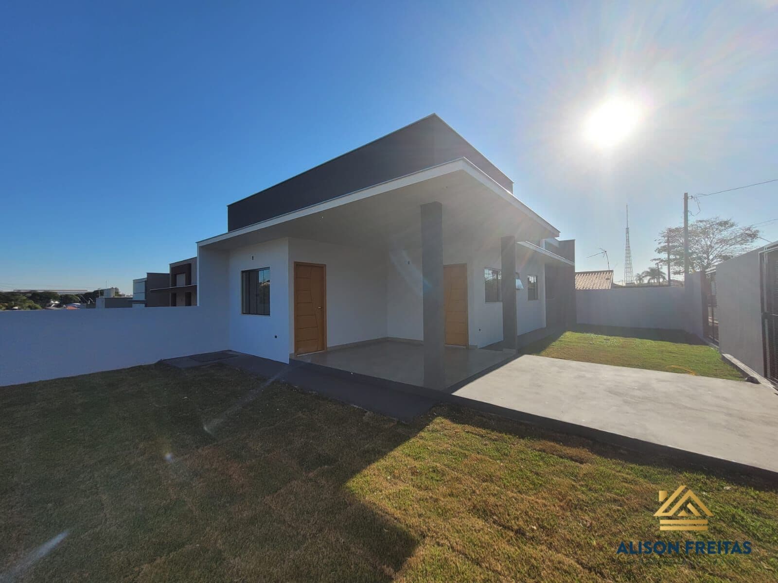 Casa Geminada com 2 quartos sendo uma suíte, bairro Vila Romana