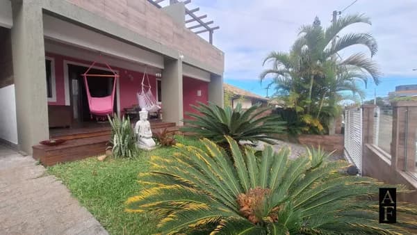 Casa Alvenaria 4 Dormitórios com Piscina no Centro