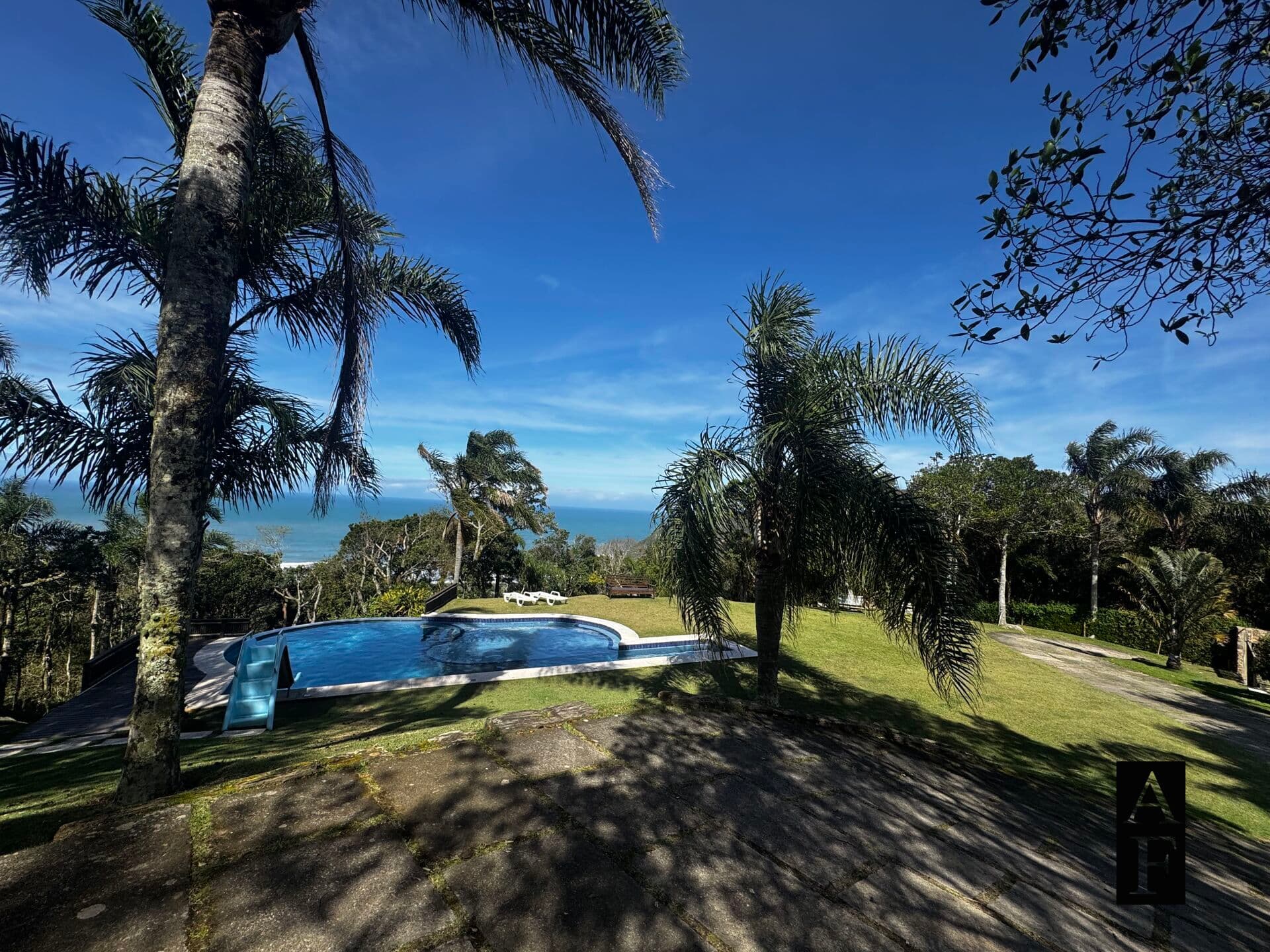 Terreno em Condomínio (Praia do Silveira)
