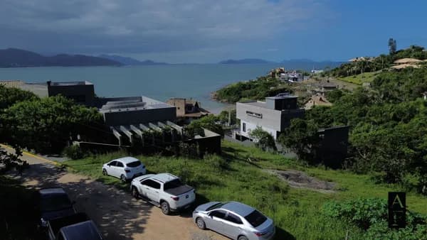 Terreno na Vigia de 1.370m² Vista Para o Mar