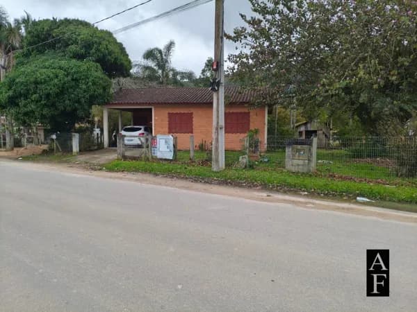 Casa com amplo terreno em Garopaba
