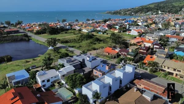 Sobrado a 300 metros da Praia de Garopaba
