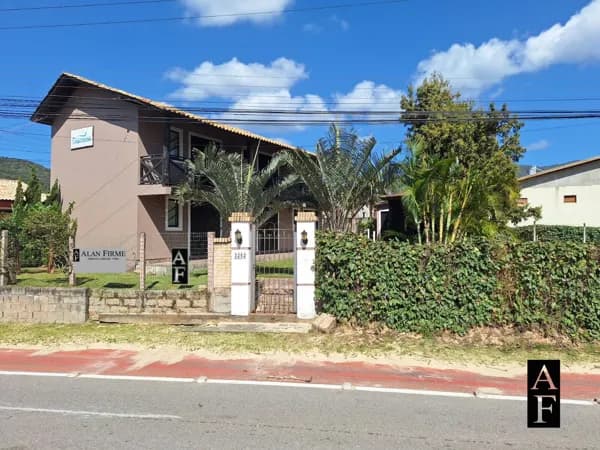 Pousada com amplo terreno em Areias de Macacu