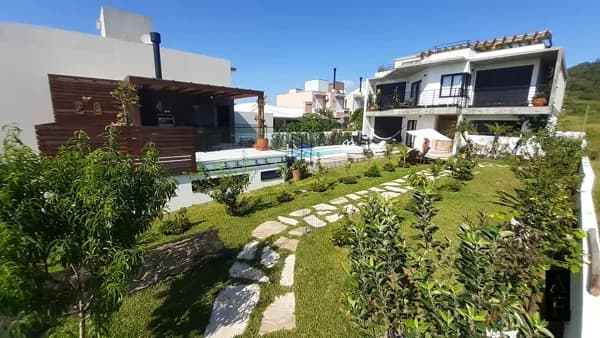 Casa em Garopaba com Terreno Amplo e Piscina Aquecida