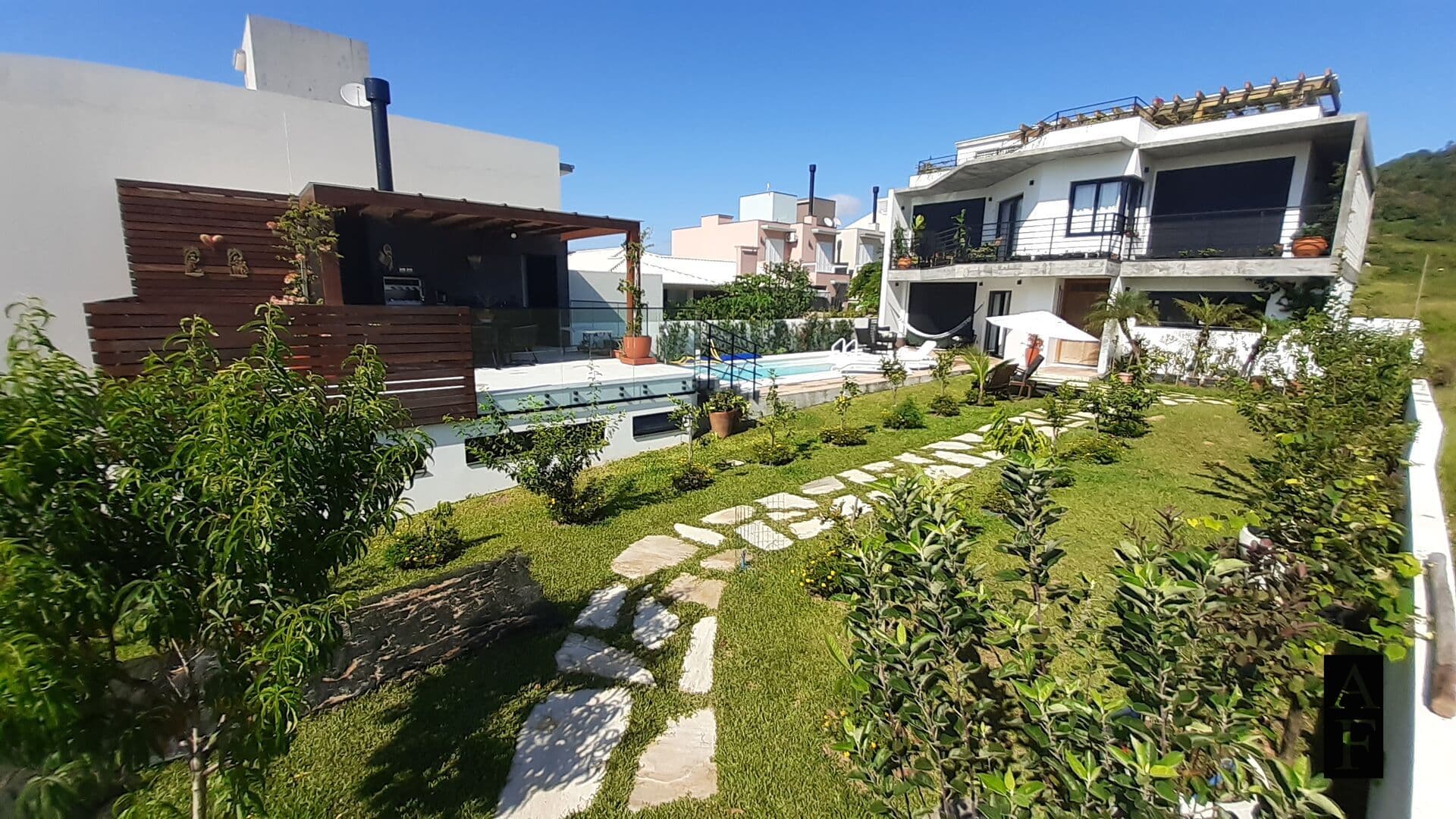 Casa em Garopaba com Terreno Amplo e Piscina Aquecida