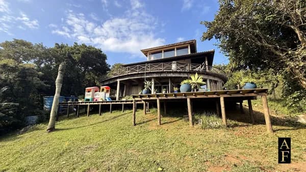Casa com vista perene para o mar e lagoa.