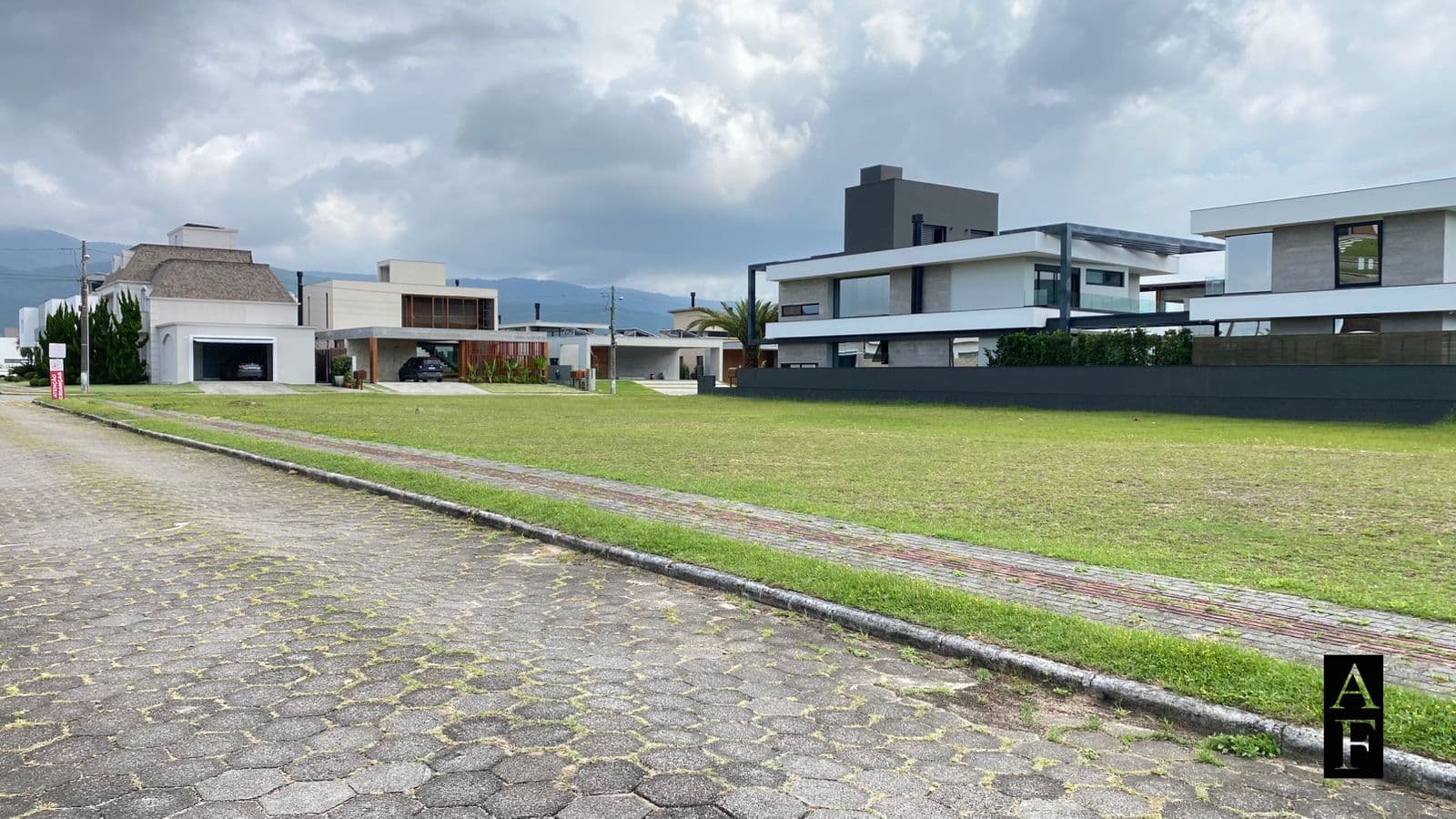 Terreno de esquina em Condomínio Garopaba Internacional