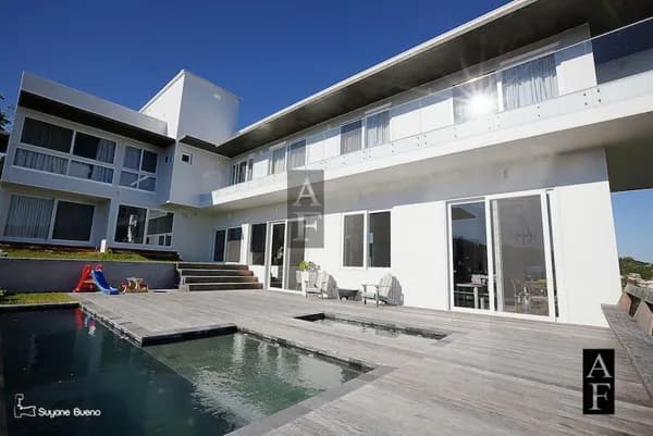 Casa com 5 suítes com Vista para o Mar