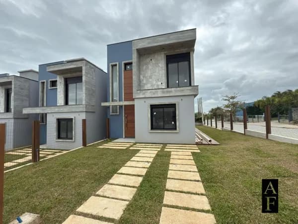 Casa de esquina de 3 dormitórios em Ferraz