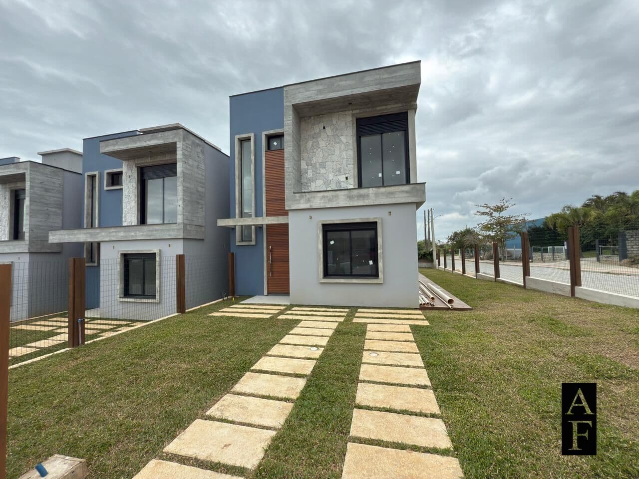 Casa de esquina de 3 dormitórios em Ferraz