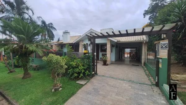 Casa de 4 Dormitórios no Bairro Centro com Piscina e Edicula no Fundo