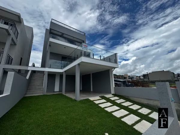 Casa com Terraço e Garagem Coberta