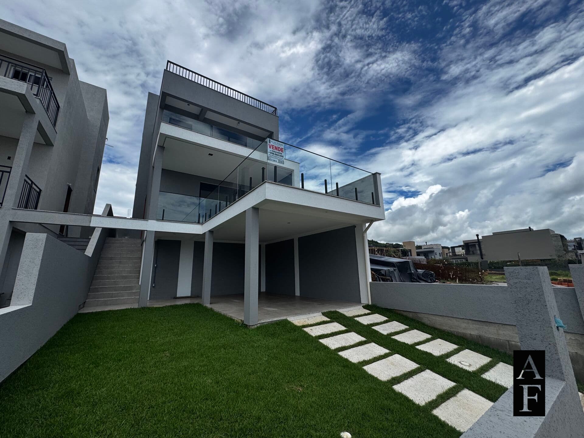 Casa com Terraço e Garagem Coberta