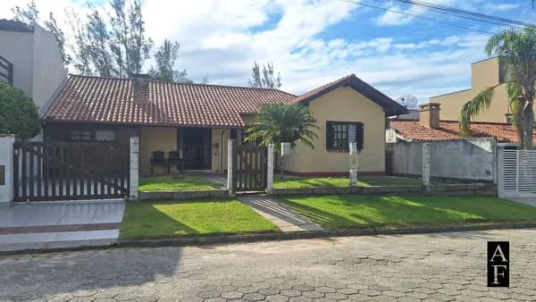 Casa Térrea de 3 Dormitórios no Centro com Jardim