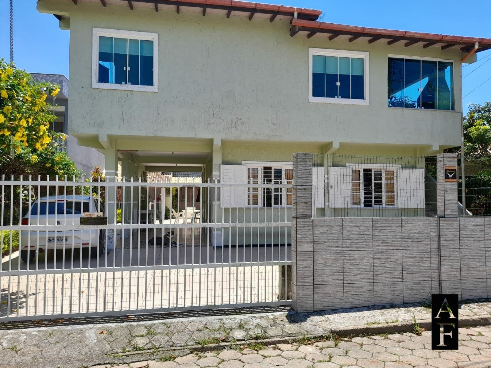 Imóvel com quatro unidades residenciais