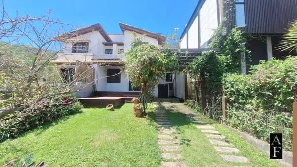 Casa 3 Suítes com amplo Jardim no Loteamento Panorâmico