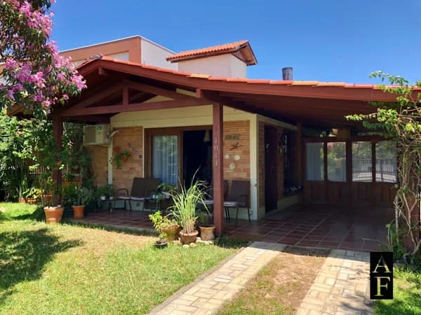 Casa Térrea Centro de 3 dormitórios e Amplo Jardim